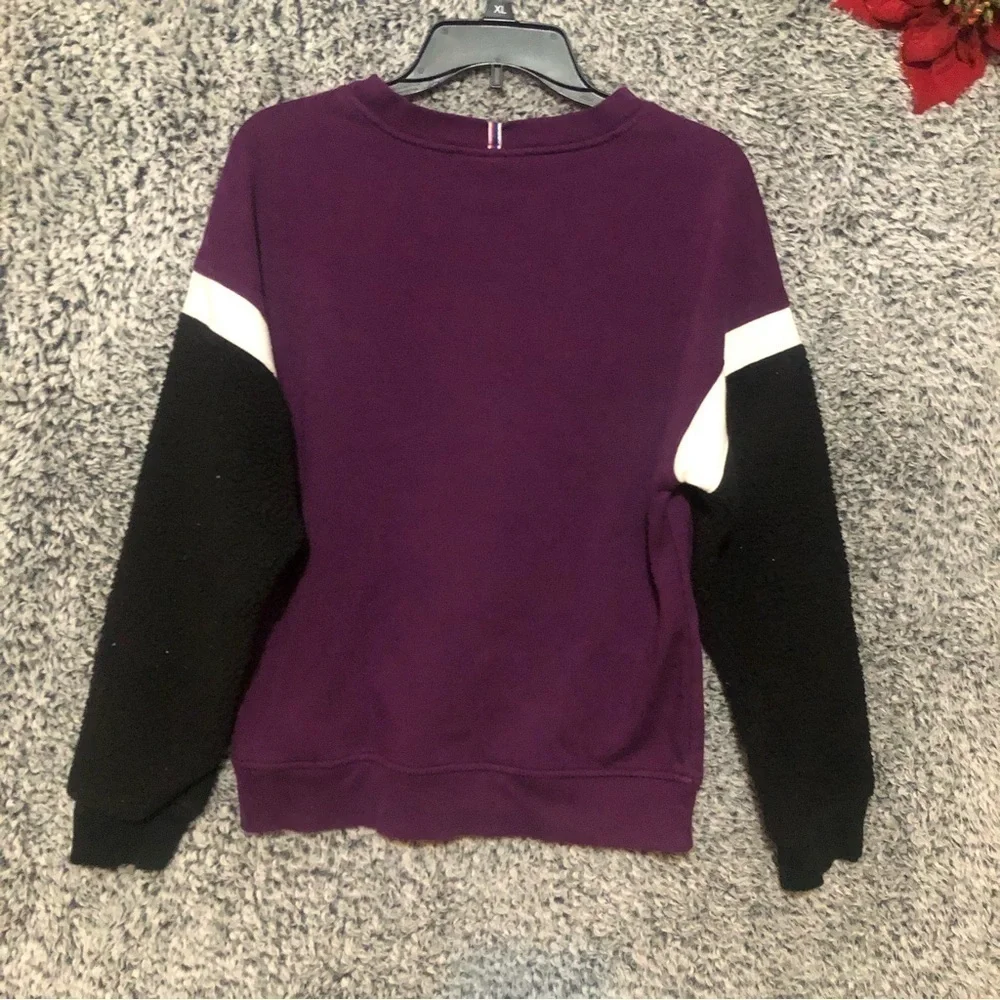 Girl Champion Fleece Sweatshirt Long Sleeve  in Excellent Used Condition…